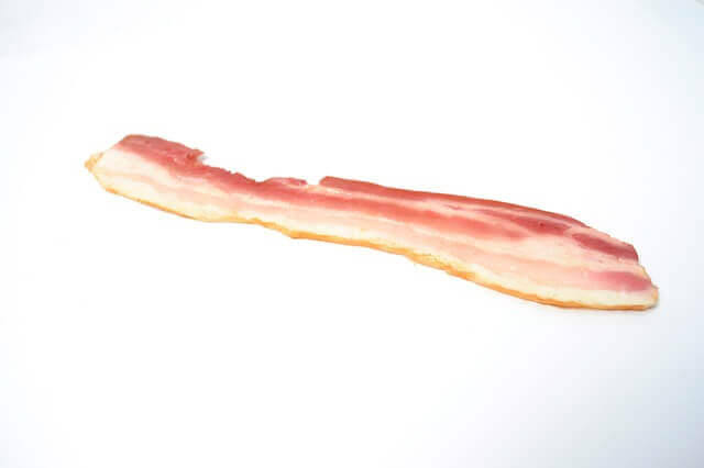 can cats eat bacon rind